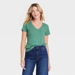 Universal Thread v-neck green tee